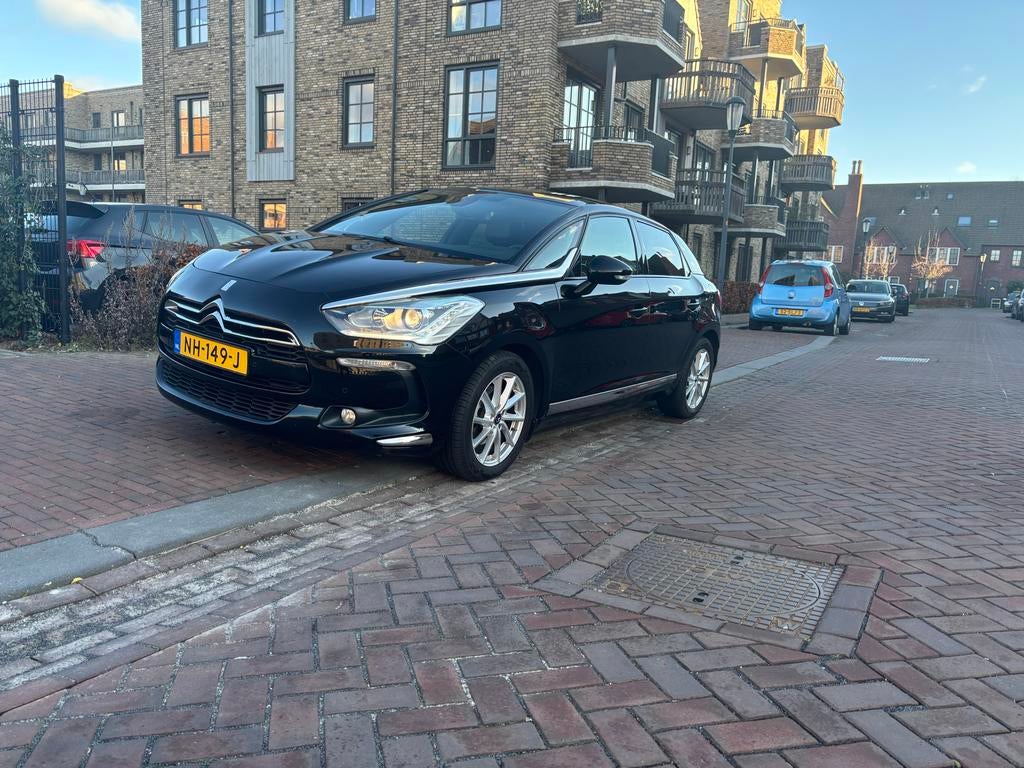 Citroën DS5 1.6 THP S&S 121KW/165PK Eat6 2015 Zwart, Auto's, 164 pk, Zwart, 4 cilinders, 1404 kg