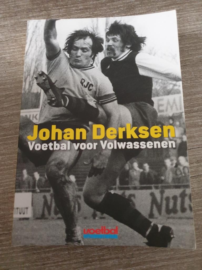 Johan Derksen - Voetbal voor Volwassenen (Boek), Ophalen of Verzenden, Gelezen, Johan Derksen, Balsport