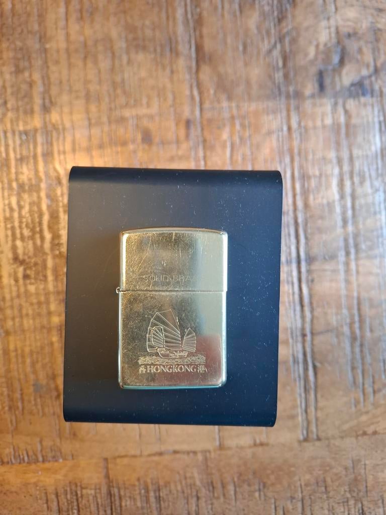 Zippo Solid Brass Aansteker - Hong Kong Design, Verzamelen, Rookartikelen, Aanstekers en Luciferdoosjes, Ophalen of Verzenden