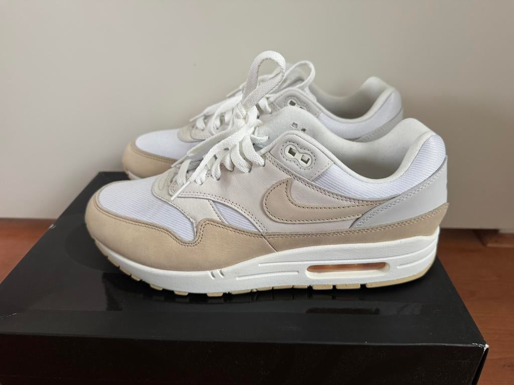 Nike Air Max 1 PRM Sanddrift - 42,5, Ophalen of Verzenden, Nieuw, Overige kleuren, Sneakers of Gympen