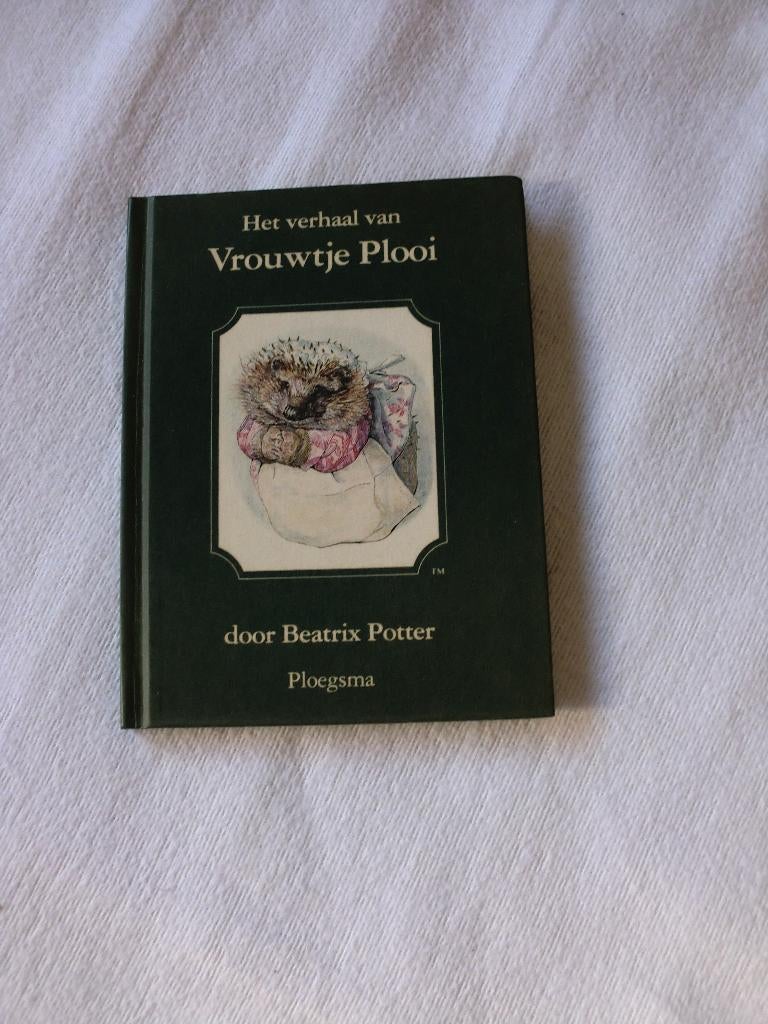 Beatrix Potter - Vrouwtje Plooi (5e dr. met olijfgroen kaft), Fictie algemeen, Beatrix Potter, Ophalen of Verzenden, Zo goed als nieuw