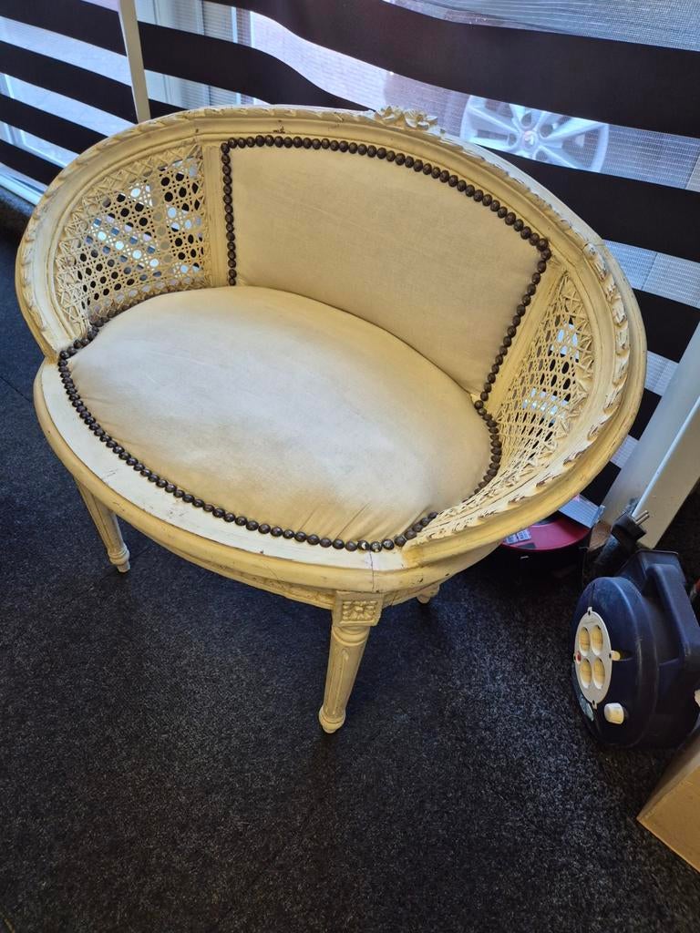 Elegante Louis XVI stoel met rotan en linnen bekleding, Antiek en Kunst, Antiek | Meubels | Stoelen en Banken, Ophalen of Verzenden
