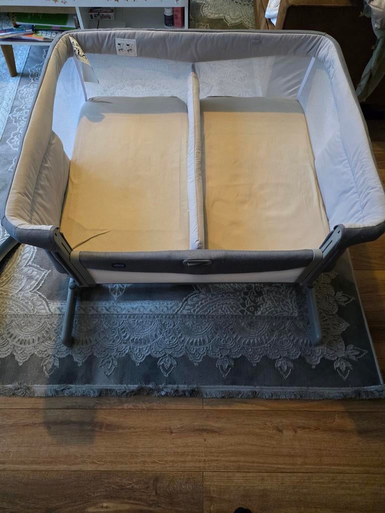 Tweelingwieg co sleeper Chico in nieuwstaat met toebehoren, Ophalen, Zo goed als nieuw, Wieg