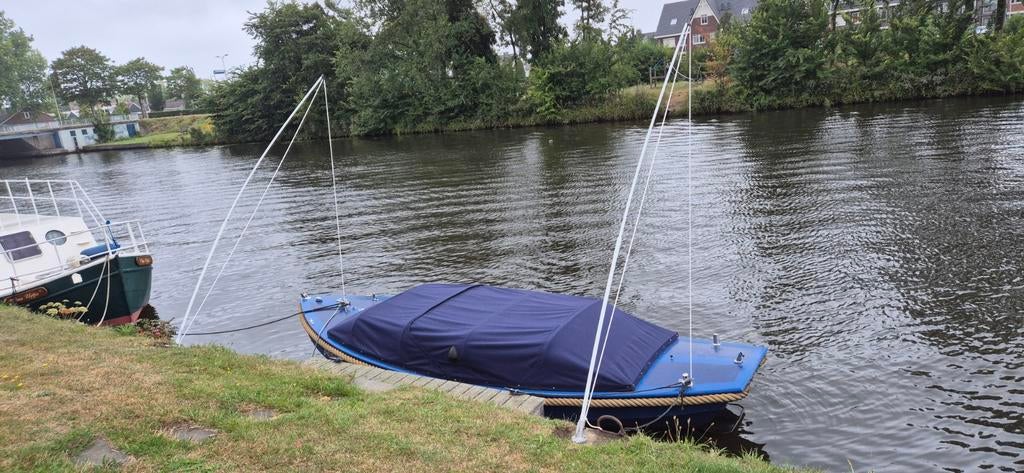 Nette sloep met comfortabele kussens en stuurconsole, Watersport en Boten, Ophalen, 10 tot 30 pk, Binnenboordmotor, Diesel