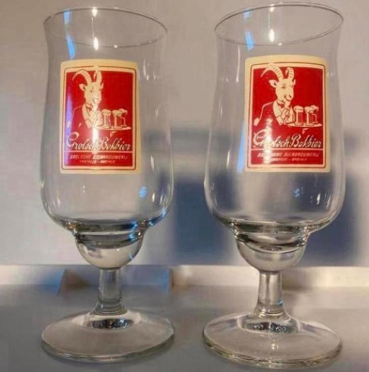 2 Grolsch bokbier / bockbier glazen op voet. Hoogte 16 cm., Ophalen of Verzenden, Zo goed als nieuw, Glas of Glazen, Grolsch