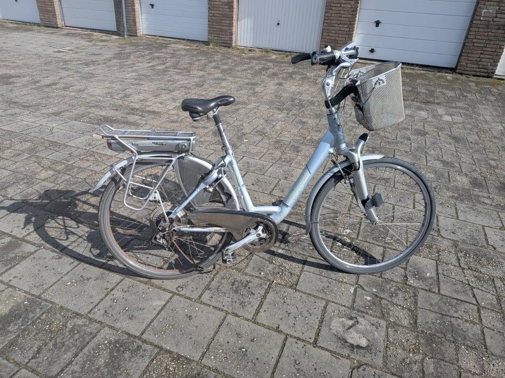 Elektrische fiets met mandje, Fietsen en Brommers, Elektrische fietsen, Ophalen, Gebruikt, Overige merken
