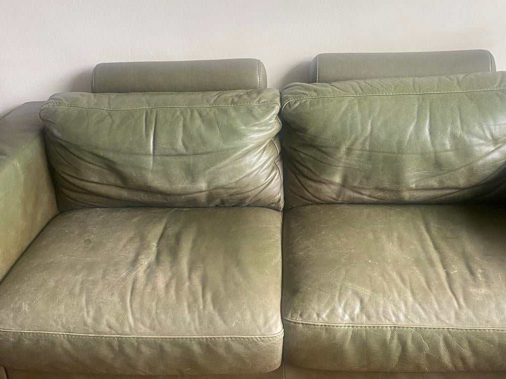 Comfortabele groene leren bank, Gebruikt, Driepersoons, Ophalen of Verzenden, Rechte bank