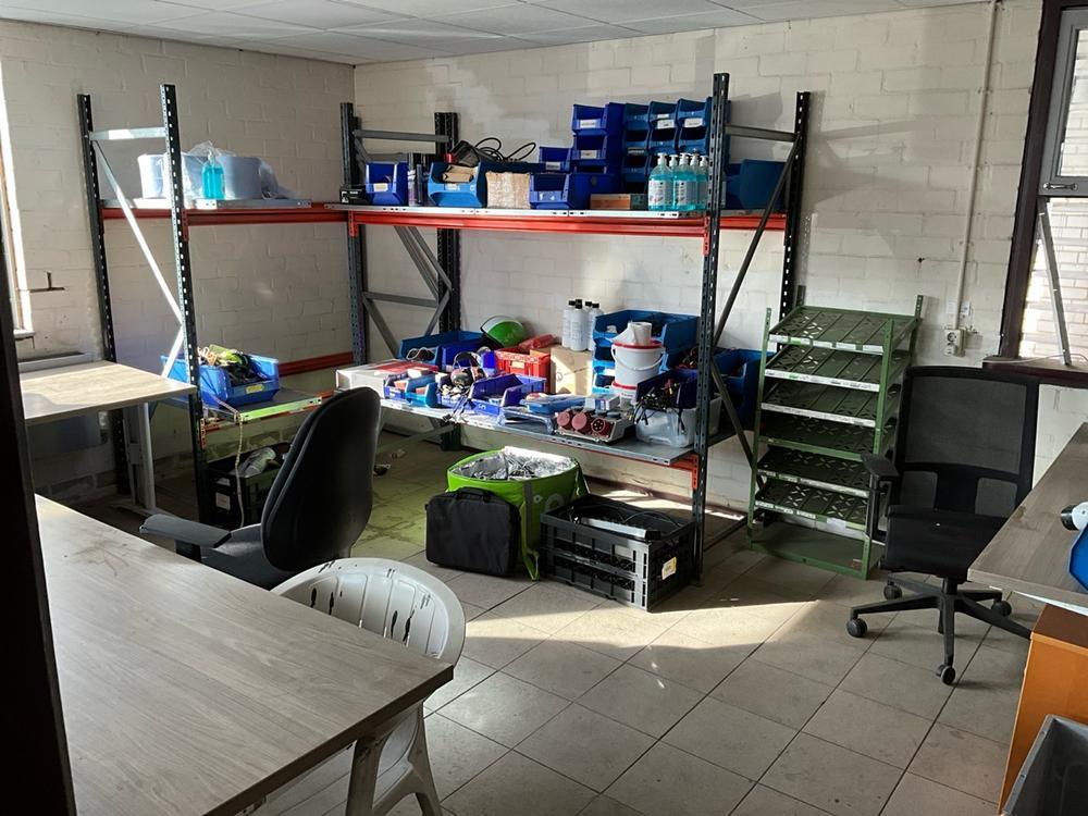 Inhoud van 2 magazijn kantoren
