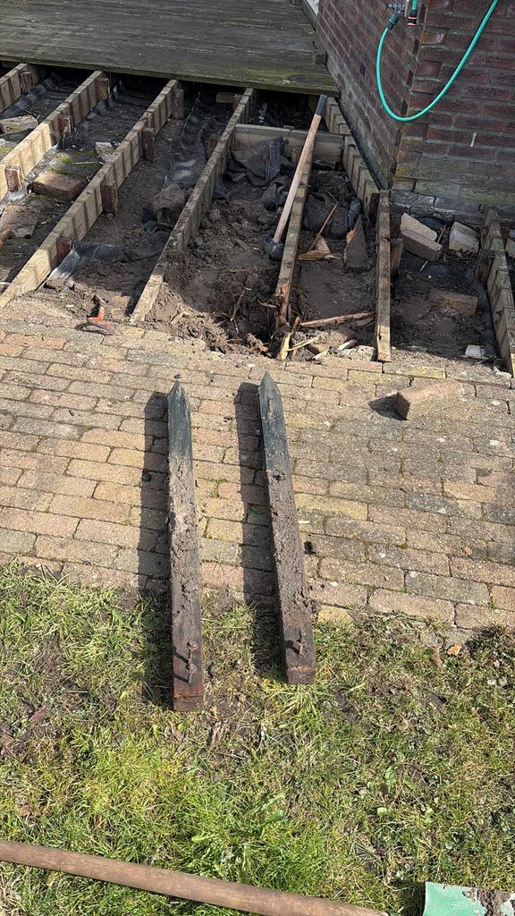 +- 100 hardhouten vlonderplanken/funderingspalen, Tuin en Terras, Terrasdelen en Vlonders, Gebruikt, Hout, Ophalen of Verzenden