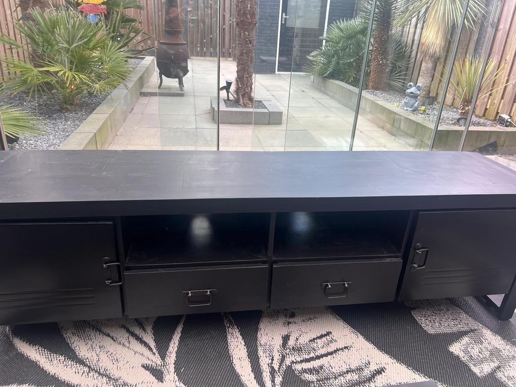 Zwart TV Meubel Ophalen in Brielle voor 1 krat Bier., Ophalen, 50 tot 100 cm, Zo goed als nieuw, 150 tot 200 cm