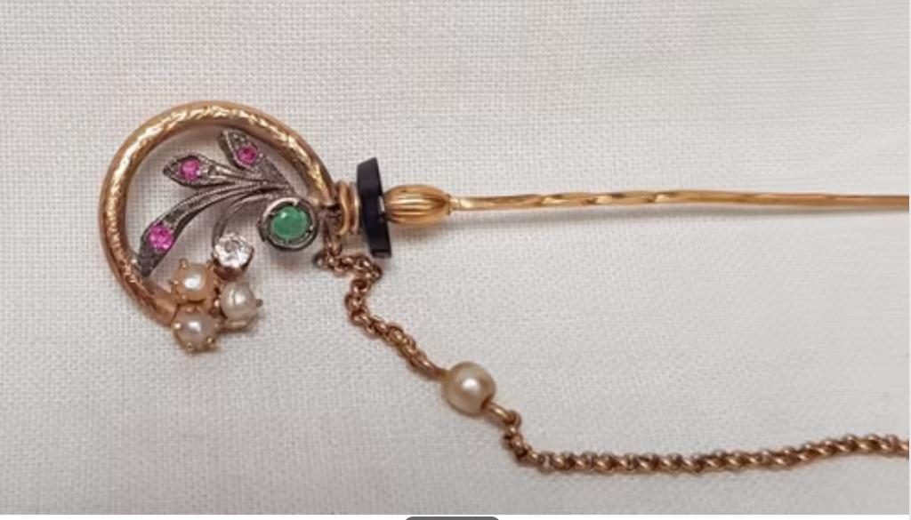 Fibula juweel 18 kt Art Deco., Ophalen of Verzenden, Goud, Broche, Met edelsteen
