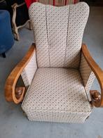 Klassieke oorfauteuil met houtsnijwerk armleuning, Huis en Inrichting, Fauteuils, Ophalen, Zo goed als nieuw, Hout, 50 tot 75 cm
