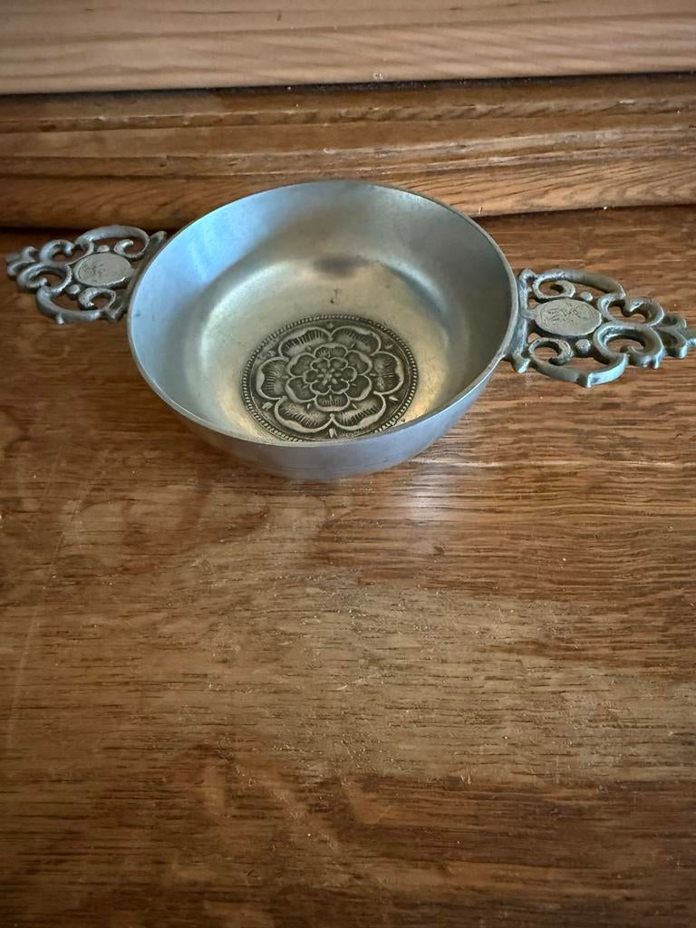 Antieke tinnen kom met decoratieve handvatten, Antiek en Kunst, Antiek | Tin, Ophalen of Verzenden