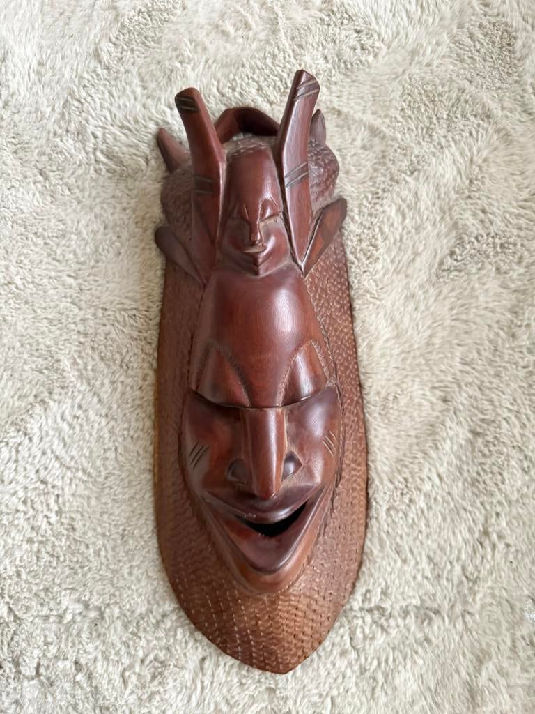 Houten Afrikaans wandmasker – handgesneden, Antiek en Kunst, Kunst | Beelden en Houtsnijwerken, Verzenden