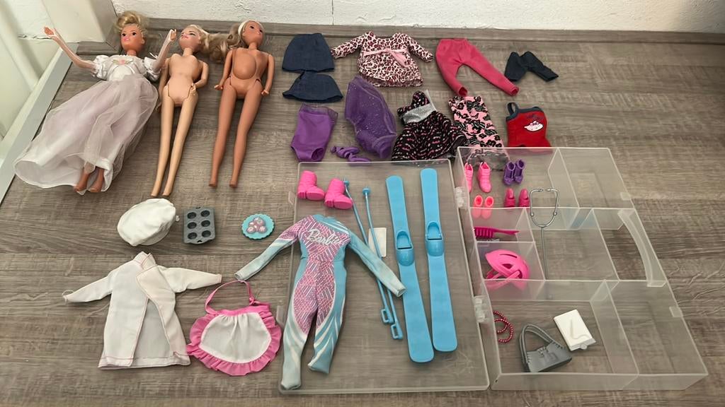 Barbies met kleding, accessoires, Ophalen, Gebruikt, Barbie