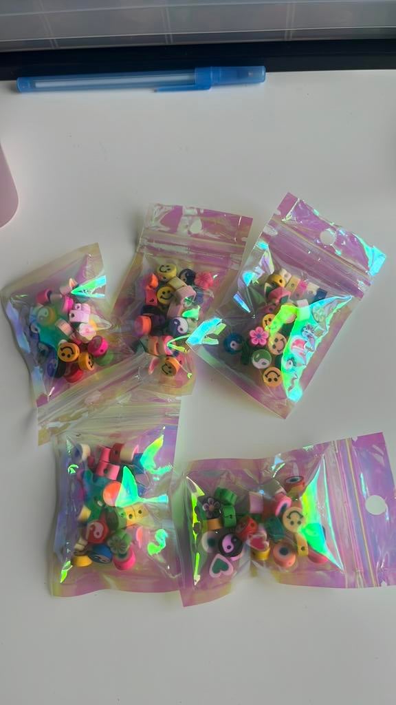 5 zakjes met verschillende polymeer kralen, Hobby en Vrije tijd, Kralen en Sieraden maken, Verzenden, Zo goed als nieuw, Kraal