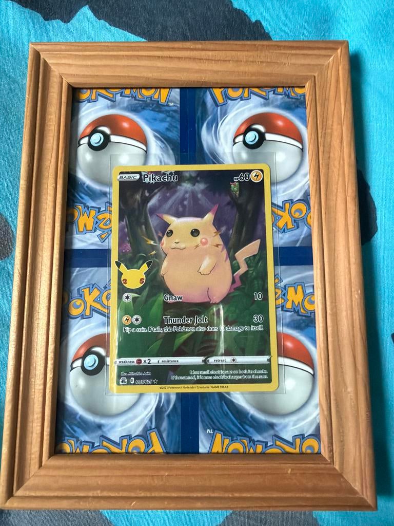 Pikachu Pokémon kaart in lijst - Celebrations 005/025, Hobby en Vrije tijd, Verzamelkaartspellen | Pokémon, Ophalen, Nieuw, Sleeves of Kaarthoesjes