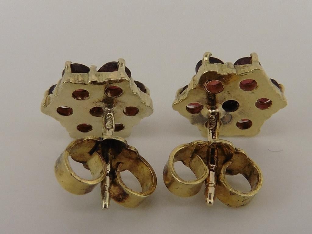 Gouden oorknopjes met granaat                            G65, Gebruikt, ., Ophalen of Verzenden, .