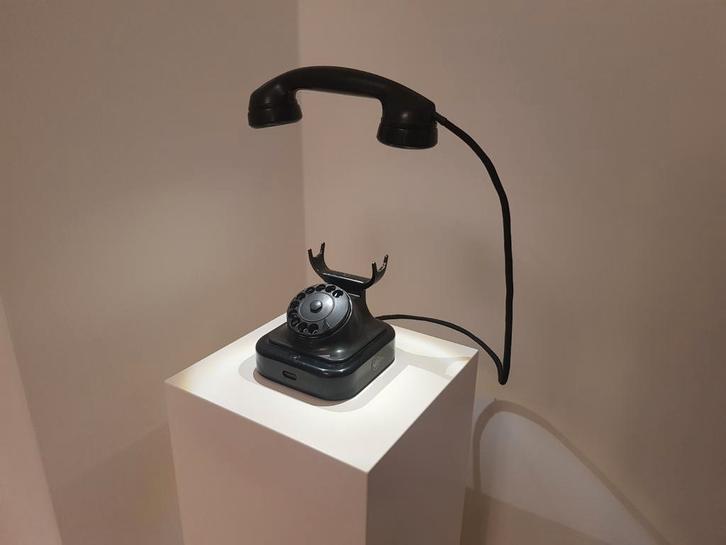 De design lamp uit oude telefoon, Huis en Inrichting, Lampen | Tafellampen, Minder dan 50 cm, Ophalen