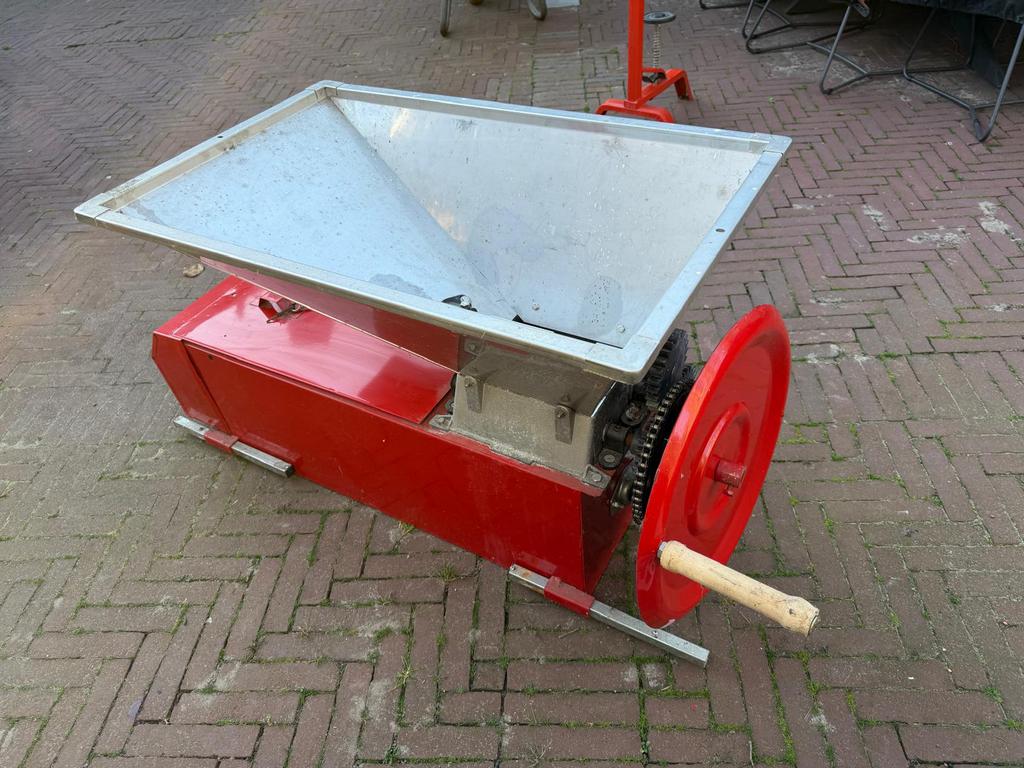 Druivenontpitter druivenpers fruitpers druivenkneuzer, Hobby en Vrije tijd, Overige Hobby en Vrije tijd, Ophalen, Zo goed als nieuw