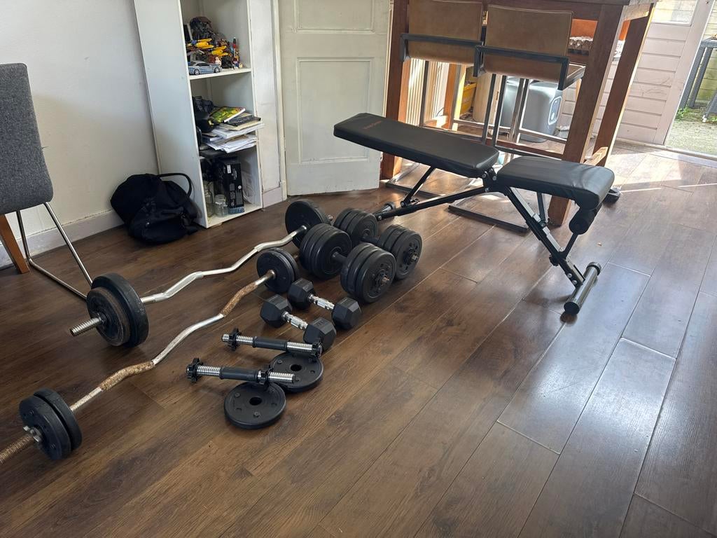 home gym set – dumbbells + EZ bars + bankje (direct trainen), Sport en Fitness, Fitnessmaterialen, Ophalen, Gebruikt, Armen, Halterset