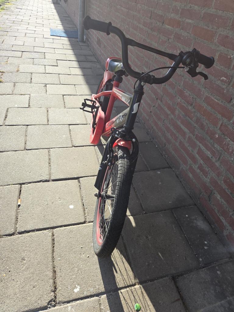 Jongensfiets rood, Fietsen en Brommers, Fietsen | Jongens, Ophalen of Verzenden, Gebruikt, 20 inch, Handrem