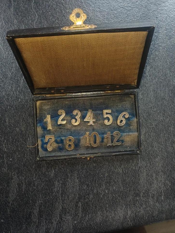 Antieke Zilveren Tafel Nummers in Doosje, Antiek en Kunst, Antiek | Goud en Zilver, Ophalen of Verzenden