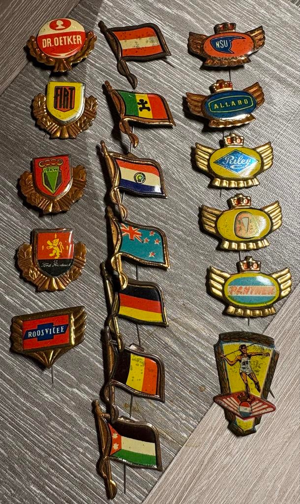 Verzameling van vintage speldjes: auto, vlaggen, Dr. Oetker, Ophalen of Verzenden, Gebruikt