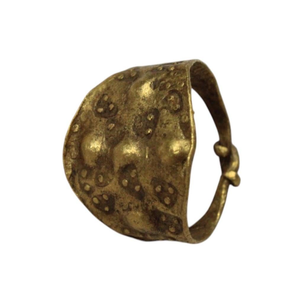 Bodemvondst gouden viking schild ring met driehoek stempels, Antiek en Kunst, Verzenden, Goud