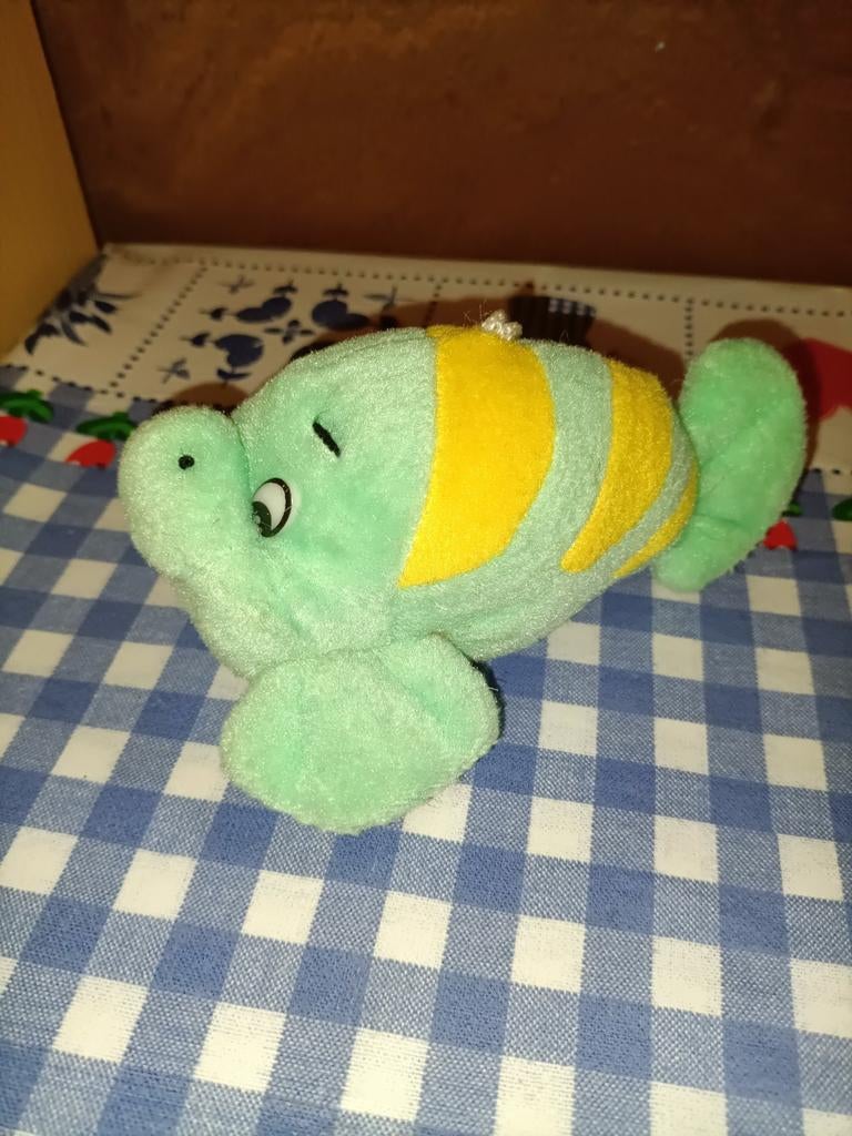 Vis sleutelhanger knuffeltje 14 cm groen met geel, Ophalen of Verzenden, Zo goed als nieuw, Overige typen