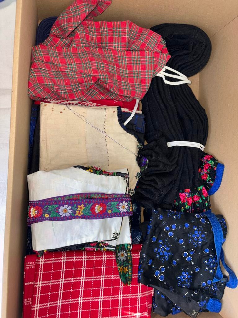 Grote doos vol Staphorster klederdracht items, Ophalen, Dames