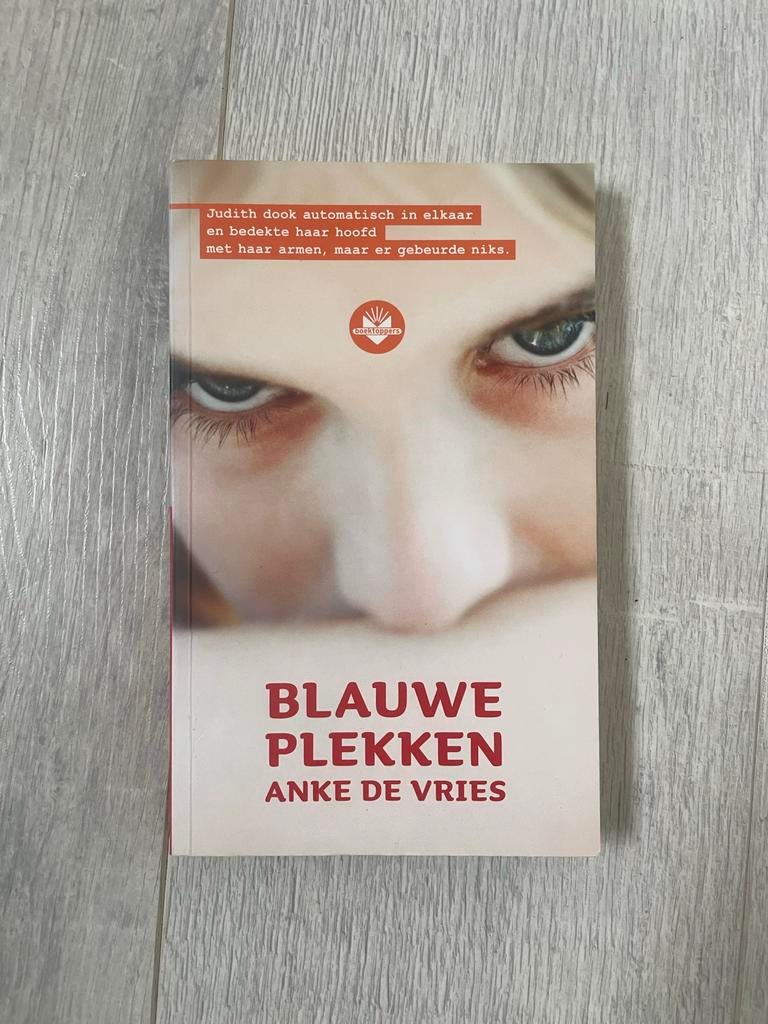 Boek, Blauwe plekken van Anke de Vries, Ophalen of Verzenden, Zo goed als nieuw