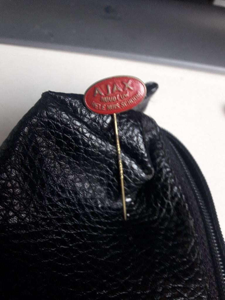 Speldje Ajax,houdt het huis schoon (Z177-168), Verzamelen, Speldjes, Pins en Buttons, Ophalen of Verzenden, Zo goed als nieuw