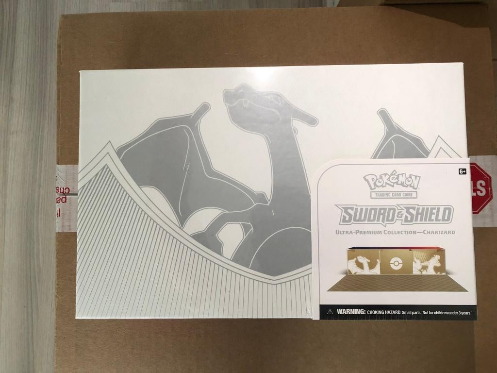 Charizard ultra premium collection box sword and shield, Hobby en Vrije tijd, Verzamelkaartspellen | Pokémon, Ophalen of Verzenden