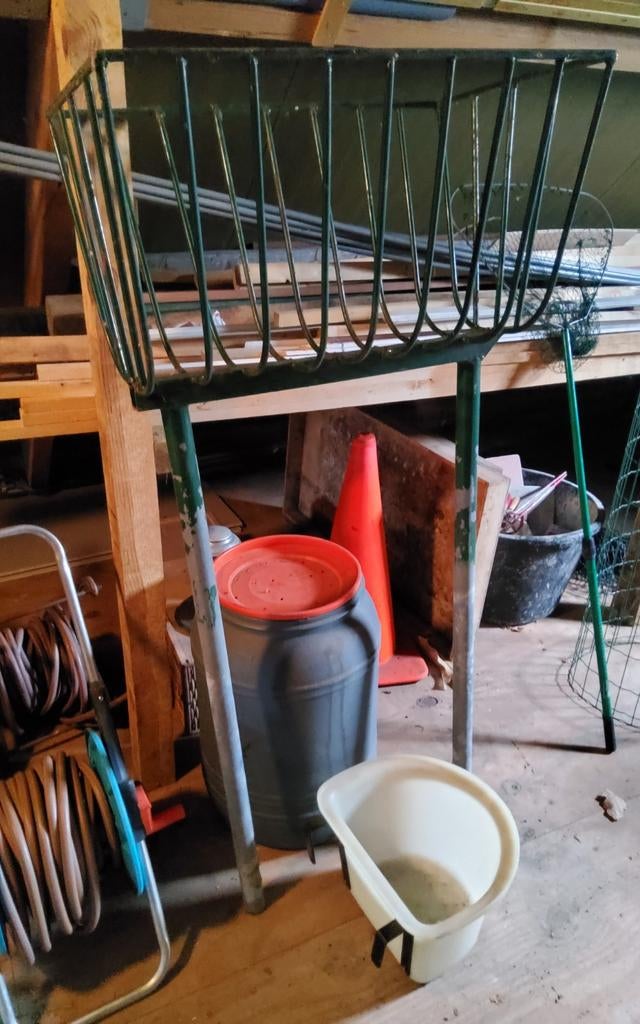 Hooiruif, waterbak en grote kunststof  voerton.