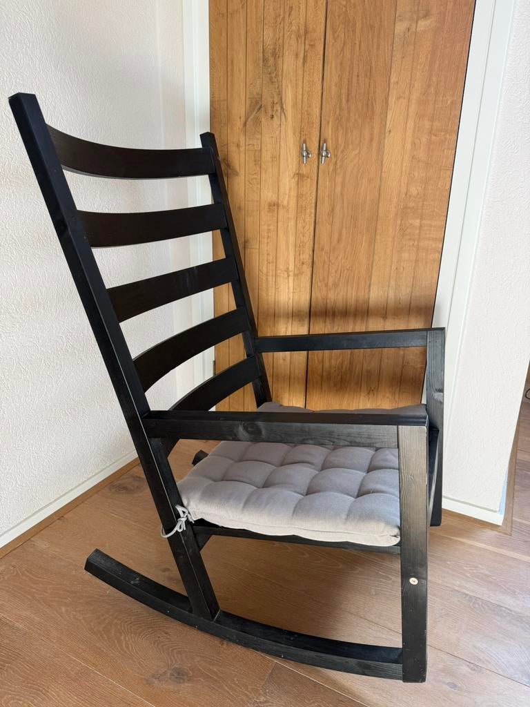 Schommelstoel met kussen, Huis en Inrichting, Stoelen, Ophalen, Zo goed als nieuw, Wit, Eén