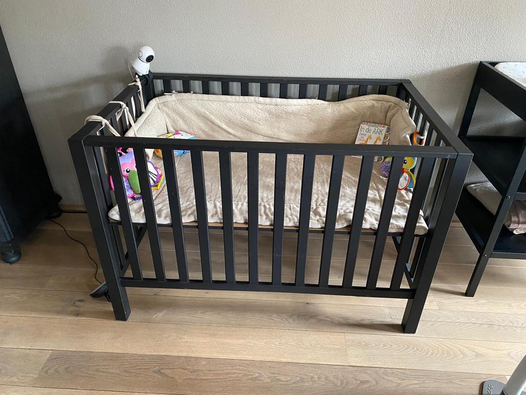 Tweelingbox - Zwarte Houten Box voor Twee Baby's, Kinderen en Baby's, Boxen, Ophalen, Zo goed als nieuw, Rechthoekig