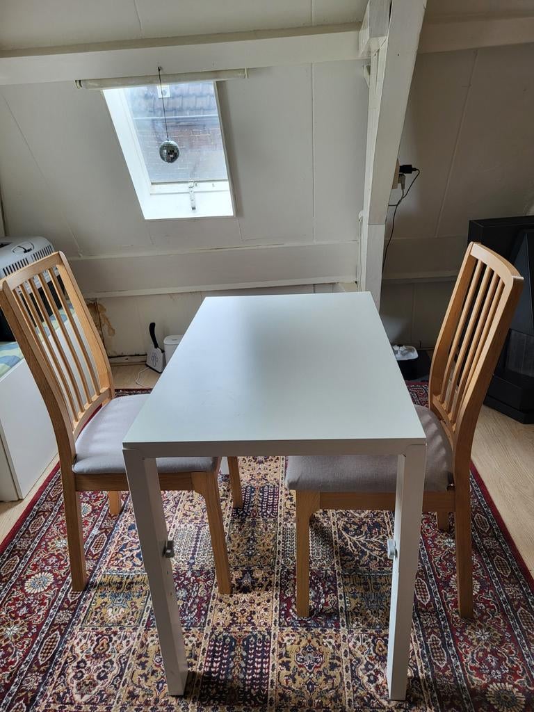 Witte IKEA tafel met 2 stoelen, Huis en Inrichting, Tafels | Eettafels, Ophalen, Gebruikt, 50 tot 100 cm, Modern, Scandinavisch