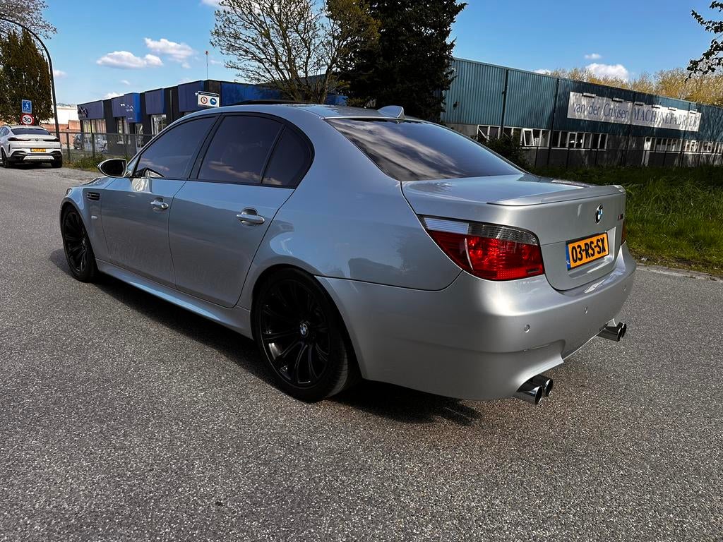 BMW M5 NL Auto | Dealer onderhouden | Lagers/SMG | Topstaat, Auto's, BMW, Automaat, 1730 kg, Achterwielaandrijving, Beige