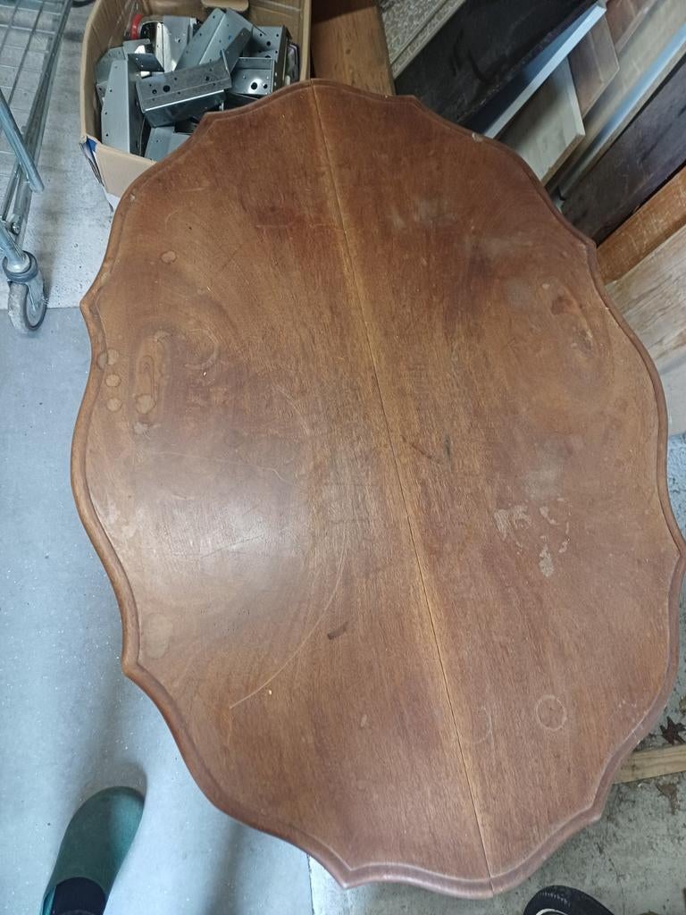 Antieke houten salontafel met sierlijke poot, Ophalen