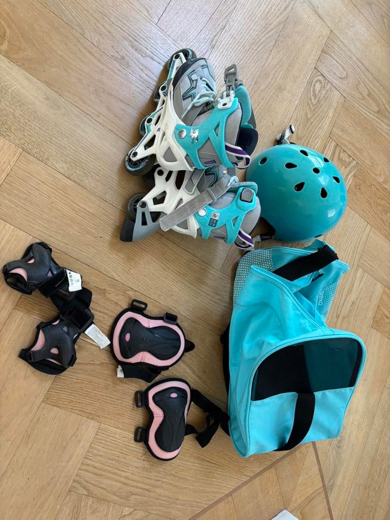 Skeelers maart 32-35, helm, tas, knie- en polsbeschermers, Ophalen, Gebruikt, Kinderen