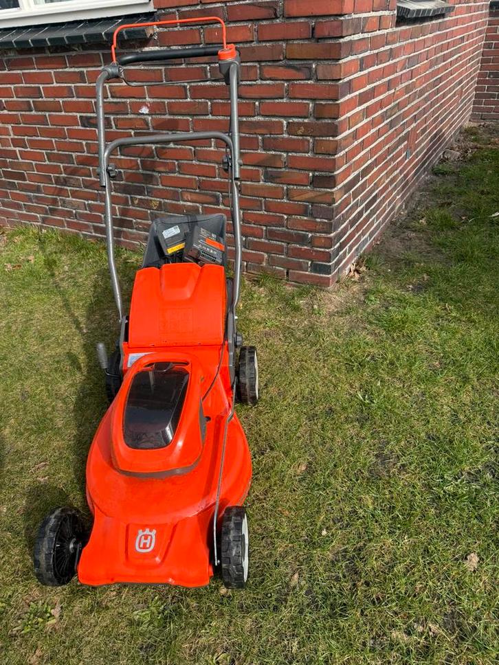 Husqvarna LC142IS accumaaier complete set!!, Tuin en Terras, Grasmaaiers, Zo goed als nieuw, Accu-grasmaaier, 40 t/m 49 cm, Cirkelmaaier