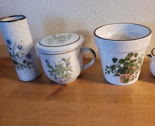 Vintage aardewerk Wild flowers vaasje bloempot potje mokje, Ophalen of Verzenden