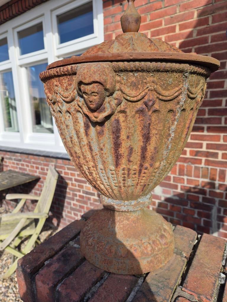 Antieke gietijzeren vaas met deksel - Tuindecoratie, Antiek en Kunst, Ophalen