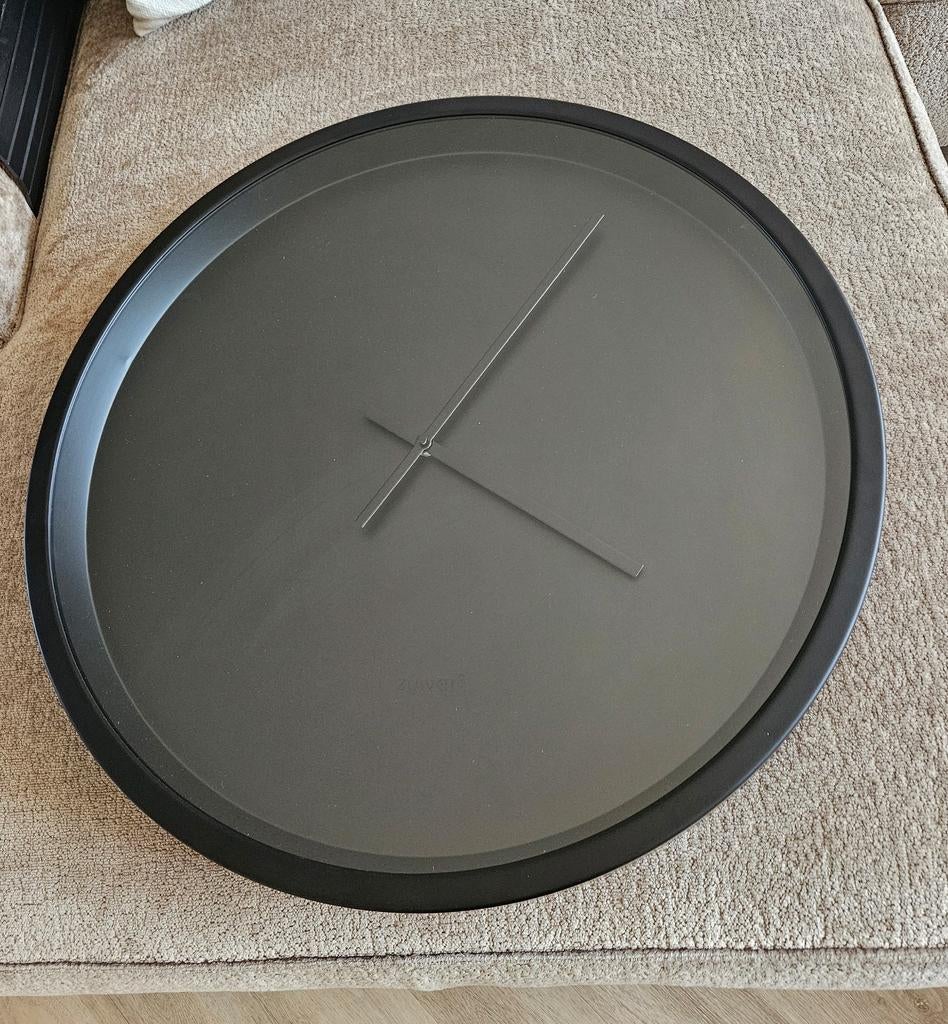 Zuiver Time Bandit Klok 60cm mat zwart, Ophalen, Zo goed als nieuw, Rond, Metaal