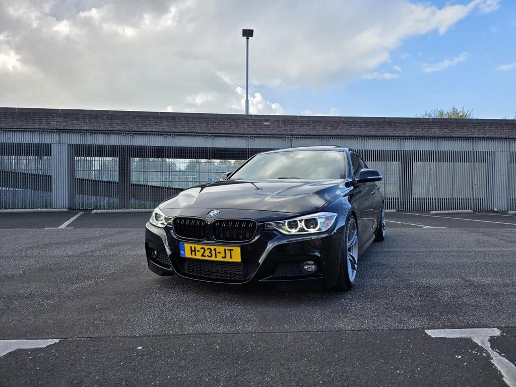BMW F30 320i Automaat High Executive/M Pakket Rijk Uitgerust, Auto's, Achterwielaandrijving, 4 cilinders, Zwart, 75 €/maand