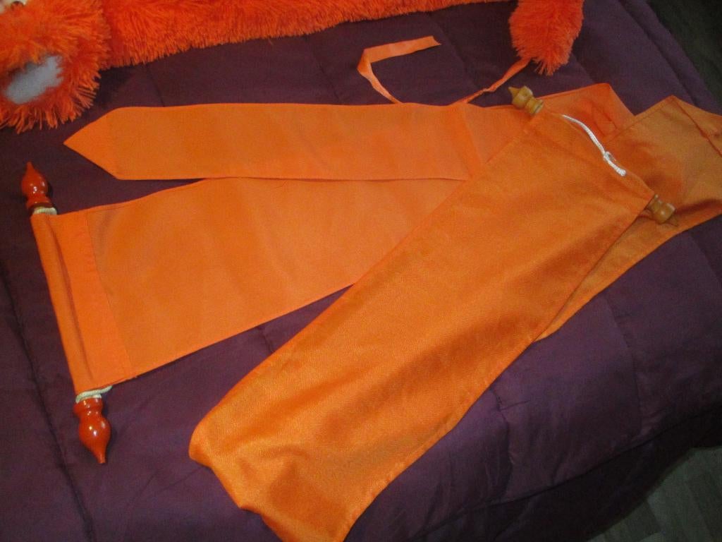 Een oranje sjaal . Wuppie .en twee vlagen ., Ophalen of Verzenden