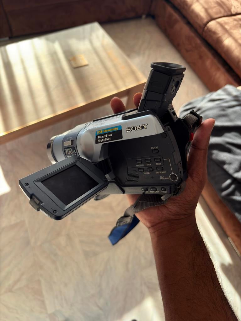 Sony Digital Handycam DCR-TRV245E PAL met oplader, Gebruikt, Overige soorten, Ophalen of Verzenden, Sony