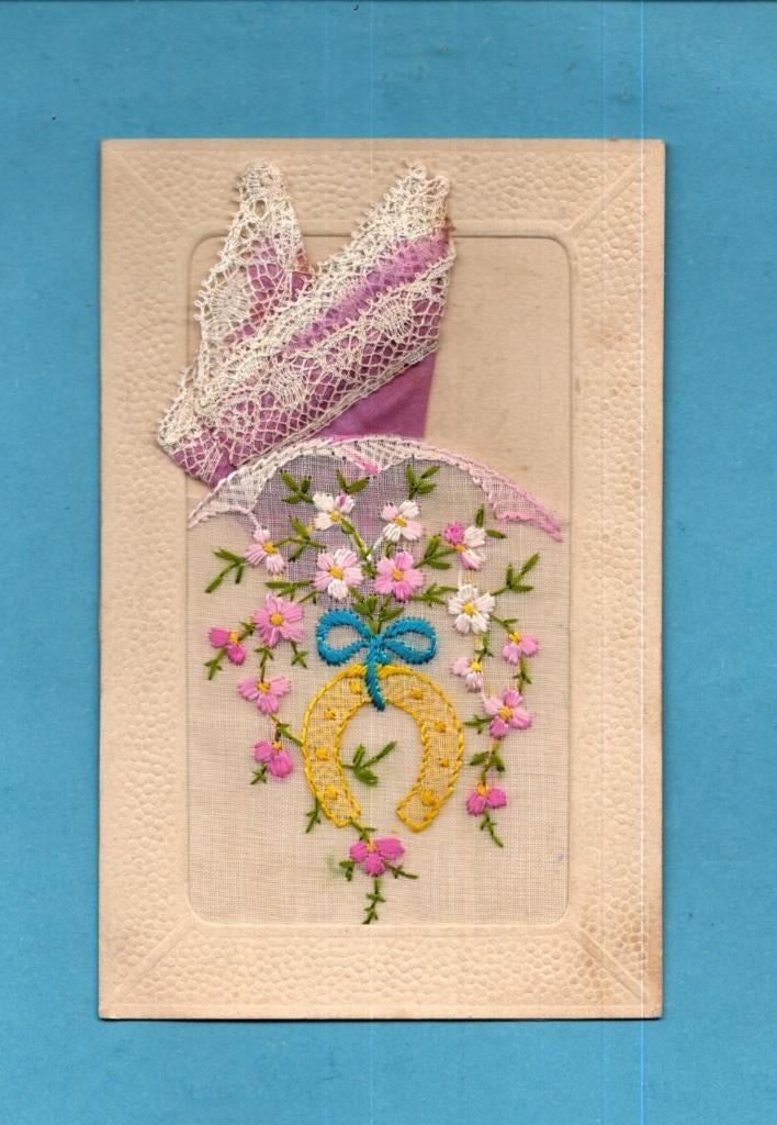 Pracht oude geborduurde kaart met pochette /bloemen M680, Verzenden, Voor 1920, Gelopen