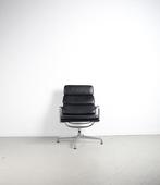 1x Vitra Eames EA 216 Soft Pad Fauteuil Zwart Leer – Chroom, Niet ingevuld, Minder dan 75 cm, Niet ingevuld, Ophalen of Verzenden